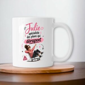 Mug Julie – Spécialiste des plans qui dérapent | Cadeau humoristique personnalisé prénom J
